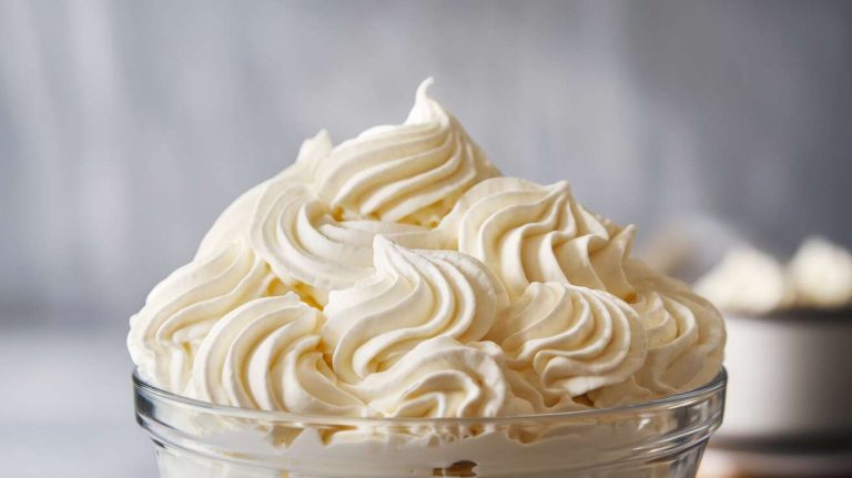 Comment utiliser un siphon pour chantilly : guide pratique pour des desserts parfaits