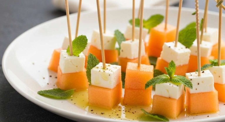 Un apéritif en 5 minutes ? Ces mini-brochettes de melon, feta et menthe sont parfaites pour la fin de l'été