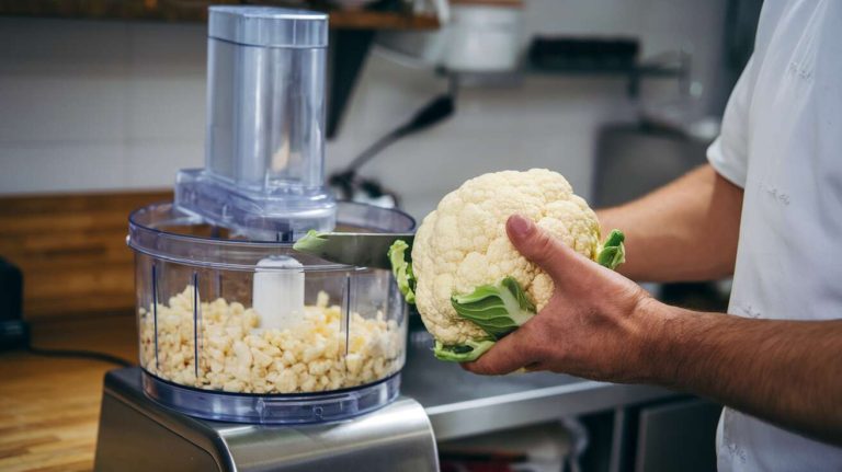 Savez-vous qu&rsquo;on peut faire de la « semoule » de chou-fleur, une alternative saine et sans gluten ?