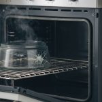 L'erreur de mettre un plat en verre qui sort du frigo dans un four déjà très chaud