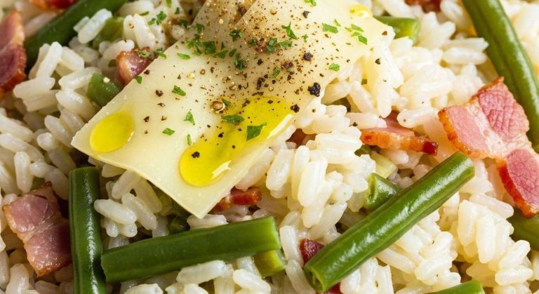 Riz aux haricots verts, lardons et gruyère : recette savoureuse