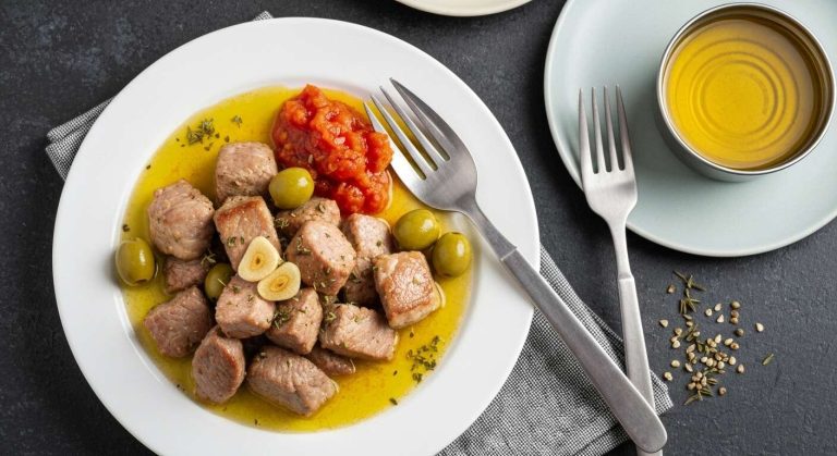 Sauté de porc aux olives : recette facile et savoureuse