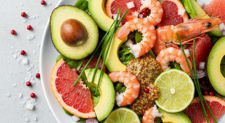 Salade d'avocats, pamplemousses et crevettes : recette fraîche et savoureuse