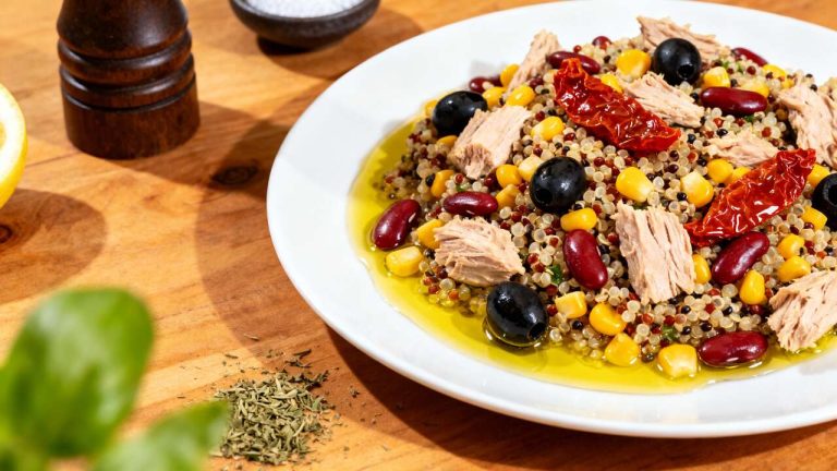 Salade de quinoa au thon : recette facile et savoureuse