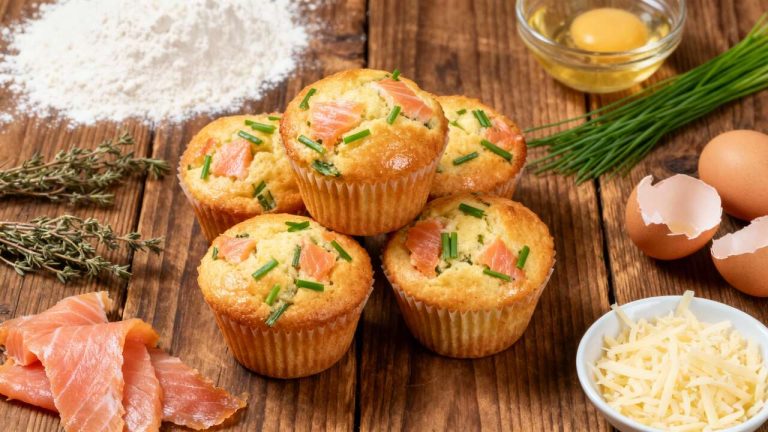 Muffins au saumon fumé et ciboulette : recette gourmande